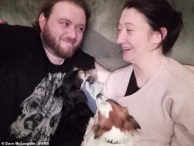 Dave McLoughlin, 35, heiratete seine fast 19-jährige Partnerin Michelle Crowe, 33, am 20. März 2023 in der Kapelle des University of Hospital Limerick, Irland – bevor sie am 25. März ihren Kampf gegen Brustkrebs verlor