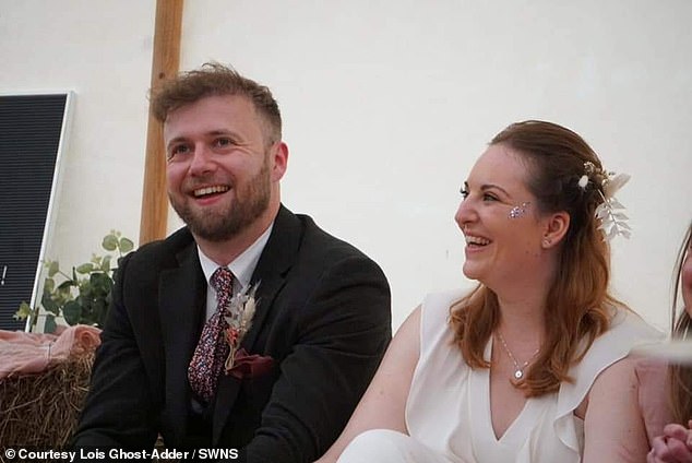 Das Paar heiratete im August 2021 auf dem Land und erhielt kurz darauf sein Hochzeitsvideo