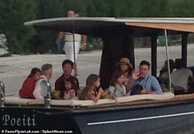 Jennifer Aniston kommt mit ihrem damaligen Ehemann Justin Theroux und den Freunden Jason Bateman und Courtney Cox in Bora Bora an