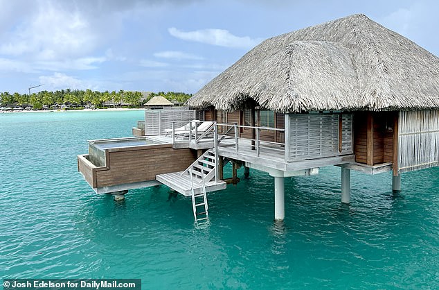 Jede Villa verfügt über einen Infinity-Pool und eine Leiter in das azurblaue Wasser der Lagune