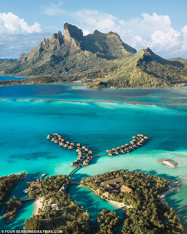 Das Resort liegt auf einer kleinen Insel, die von der Hauptinsel Bora Bora getrennt ist