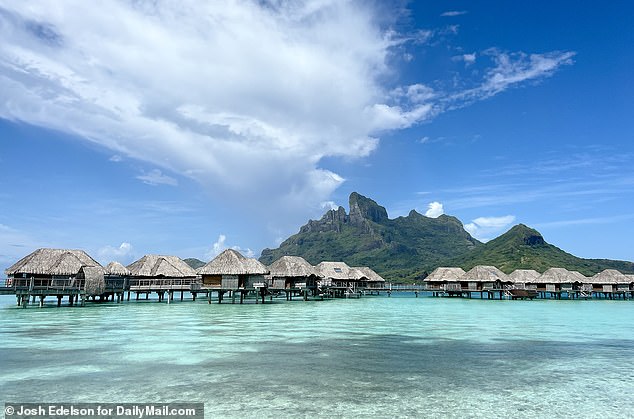Überwasser-Bungalows sind im Four Seasons Bora Bora in Französisch-Polynesien zu sehen