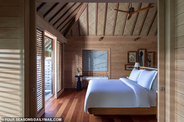 Ein großes Schlafzimmer ist im modernen polynesischen Stil eingerichtet