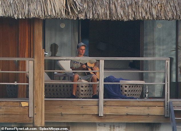 Justin Bieber spielt Gitarre auf seiner privaten Terrasse im Four Seasons Bora Bora