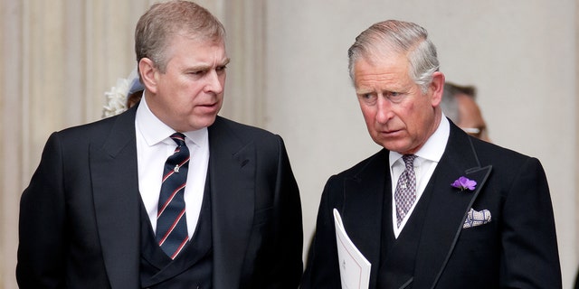 Königliche Experten sagen, dass sich im Vorfeld der Krönung Spannungen zwischen Prinz Andrew (links) und seinem älteren Bruder King Charles anbahnen.