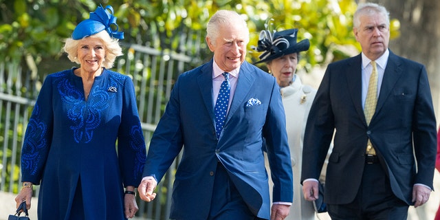 Camilla, Gemahlin der Königin;  König Karl III.;  und Prinz Andrew, Herzog von York, beim Ostergottesdienst auf Schloss Windsor am 9. April 2023 in Windsor, England. 