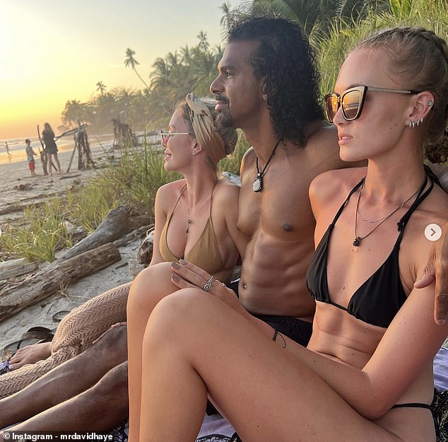 Michaelas Social-Media-Beiträge zeigen, dass sie, seit sie Reise-, Fitness- und Lifestyle-Influencerin geworden ist, 55 Länder einschließlich Bali besucht hat.  Abgebildet ist David mit Sian und Michaela am Strand in Marokko