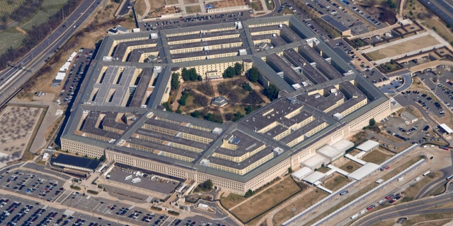 Das Pentagon ist von der Air Force One aus zu sehen, während es über Washington fliegt.