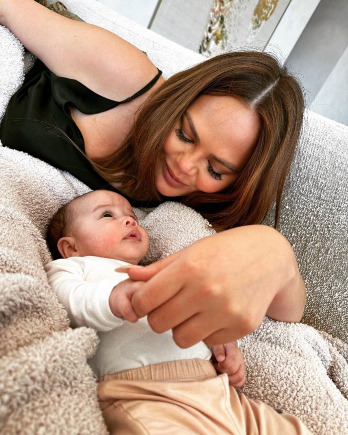 Chrissy Teigen umarmt lebenslange Narben und Körperunreinheiten, während sie mit Tochter Esti nackt in der Badewanne sitzt