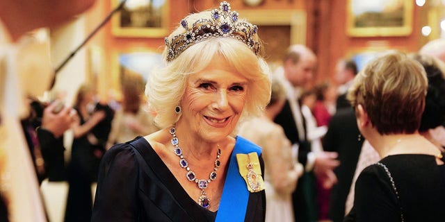 In "Ersatzteil," Prinz Harry hob seine Stiefmutter Camilla hervor, die neben König Charles gekrönt wird.