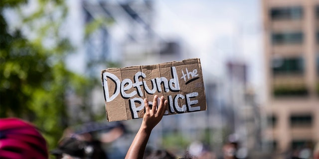 Demonstranten gehen weiterhin in ganz Amerika und auf der ganzen Welt auf die Straße, nachdem George Floyd durch einen weißen Polizisten Derek Chauvin getötet wurde, der acht Minuten lang auf seinem Nacken kniete, auf Video festgehalten wurde und viral wurde. 