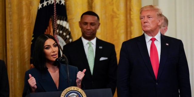 Kim Kardashian wird von US-Präsident Donald Trump eingeladen, während einer Veranstaltung zur Feier des Wiedereinreiseprogramms für ehemalige Insassen im Weißen Haus in Washington am 13. Juni 2019 eine zweite Chance zu geben.