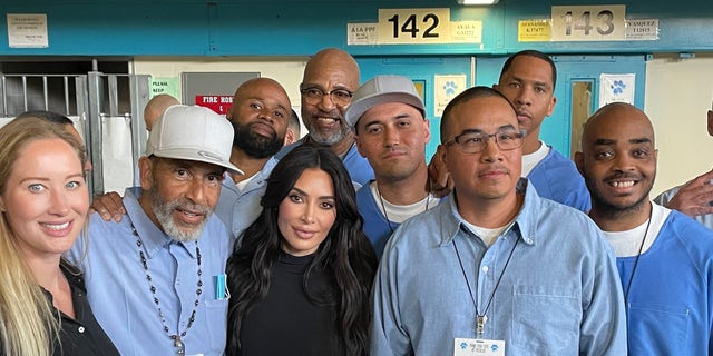 Kim Kardashian, Mitte, posiert mit mehreren Insassen, mit denen sich ihre Gruppe am Montag in einem Gefängnis in Lancaster, Kalifornien, getroffen hat.
