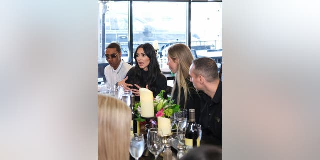 Kim Kardashian spricht mit dem Future Shapers Advisory Council und Mitgliedern der REFORM Alliance im La Papillon, einem Steakhouse und Fischrestaurant in Lancaster, Kalifornien.