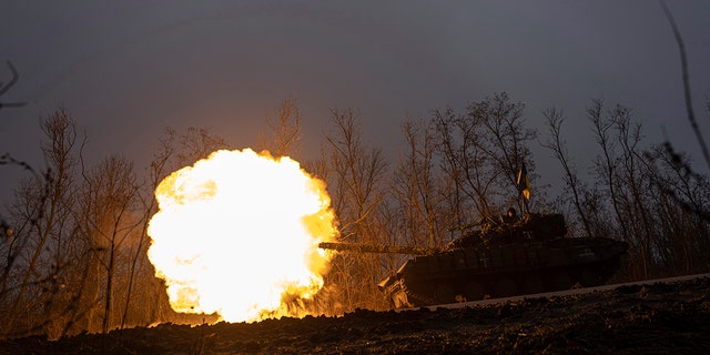 Ein ukrainischer Panzer schießt am Mittwoch, den 8. März 2023, auf russische Stellungen an der Front in der Nähe von Bachmut, Ukraine. 