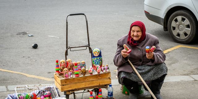 Eine Frau verkauft am 20. April 2019 in einer Straße im Zentrum Moskaus Ostereier und russische Souvenirs. (Mladen Antonov / AFP via Getty Images)