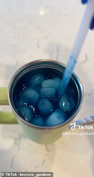 Abgebildet ist ein Beutel mit Kegelpulver, der Wasser hellblau färbt