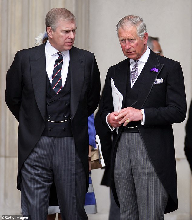 An anderer Stelle im ITVX-Programm soll die Königin gewollt haben, dass Prinz Andrew im Falklandkrieg kämpft, weil sie glaubte, es sei seine Pflicht, dies als Mitglied der britischen Streitkräfte zu tun – aber sein Bruder Charles „darf es nicht“. , hat eine neue Dokumentation enthüllt.  Abgebildet, Charles und Andrew im Jahr 2012