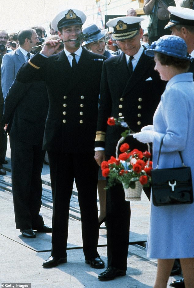 Königin Elizabeth II. überreicht Prinz Andrew eine Rose, die er prompt in den Mund steckt, nachdem sie nach seiner Rückkehr aus dem Falklandkrieg am 17. September 1982 in Portsmouth von der HMS Invincible ausgeschifft sind