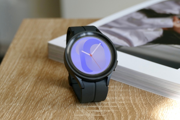 Die Galaxy Watch 5 Pro zeigt ein farbenfrohes Zifferblatt.