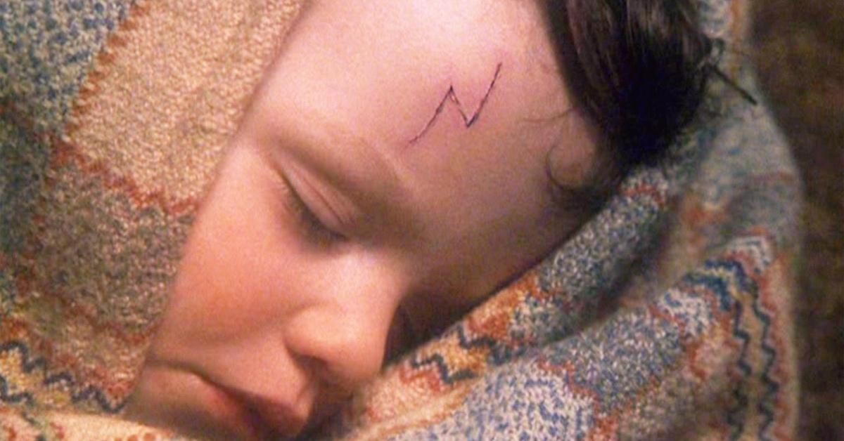 Harry Potters Narbe in den frühen Filmen befindet sich in der Mitte seiner Stirn. 