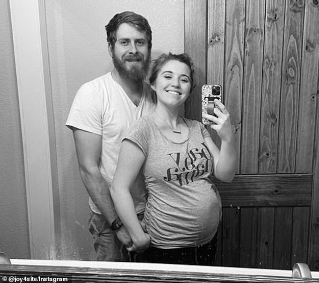 Joy-Anna und Ehemann Austin Forsyth, 29, die 2017 heirateten, gaben die letzte Schwangerschaft im Oktober 2022 bekannt