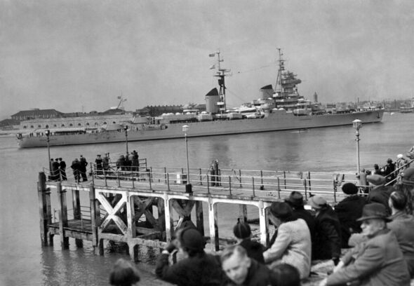 Der Kreuzer Ordzhonikidze der Swerdlow-Klasse der sowjetischen Marine erreichte während der Suez-Krise im April 1956 die Portsmouth-Werft