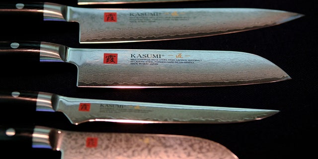 Dieses am 16. September 2022 aufgenommene Bild zeigt eine Vielzahl von Messern, die in einer Fabrik von Sumikama Cutlery in Seki, Präfektur Gifu, ausgestellt sind.