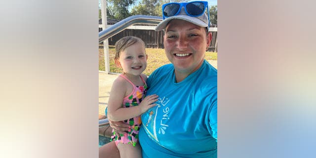 Nikki Scarnati wurde auf TikTok viral, nachdem sie erzählt hatte, wie Eltern keine blauen Badeanzüge für Kinder kaufen sollten.  Jetzt gab der Schwimmlehrer aus Florida in einem Interview mit Fox News Digital zusätzliche Tipps zur Wassersicherheit.