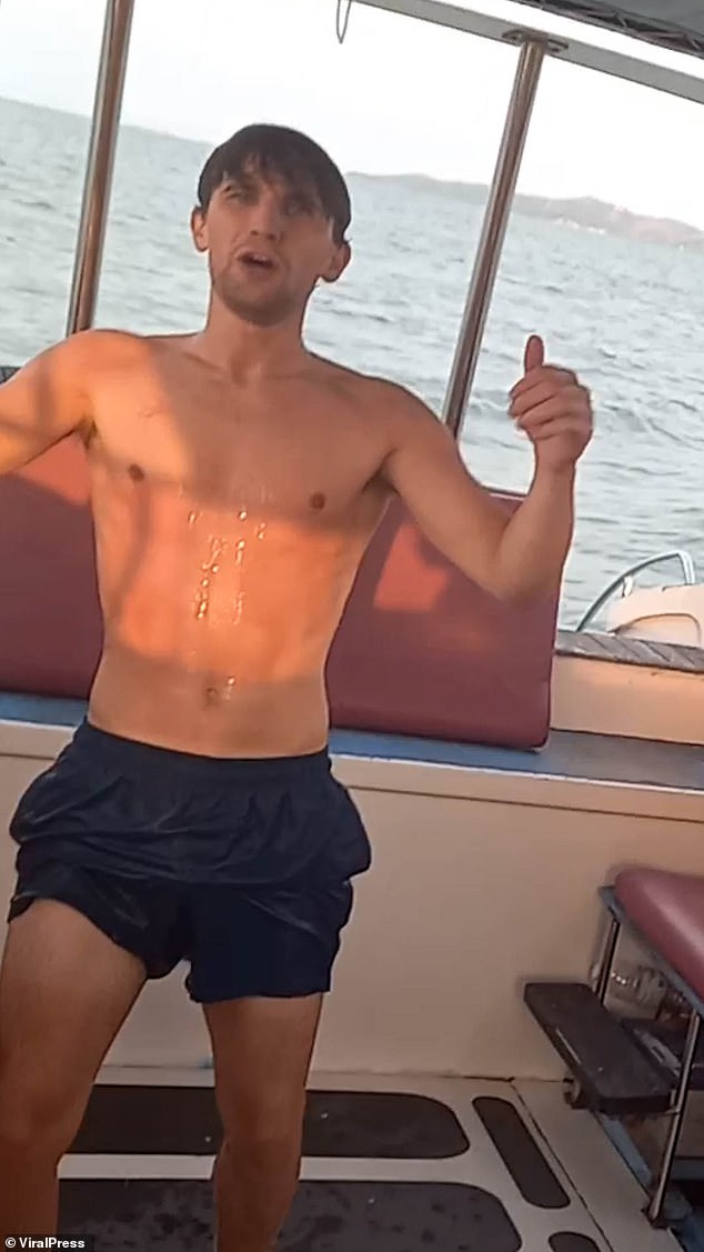 Das Video zeigt ihn, wie er auf das Boot klettert und auf dem Deck taumelt, während er versucht, wieder zu Atem zu kommen