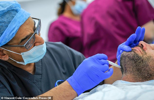 Haartransplantationschirurg Asim Shahmalak (links) extrahiert Haare aus Calum Bests Bart