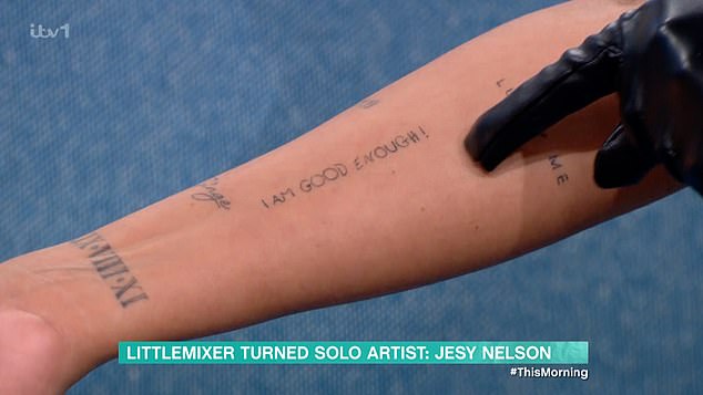 Eine gute Erinnerung: Während sie in der Show war, zeigte sie eines ihrer Tattoos, das lautete: „Ich bin gut genug“, was ein Song von Little Mix ist