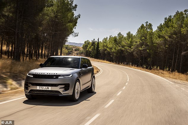 Der britische Autogigant bestätigte, dass der ursprüngliche Name „Land Rover“ für die Geländewagen des Unternehmens seit der Gründung des Unternehmens im Jahr 1948 kontrovers an den Rand gedrängt wird, um nur als übergreifendes „Vertrauenszeichen“ verwendet zu werden.