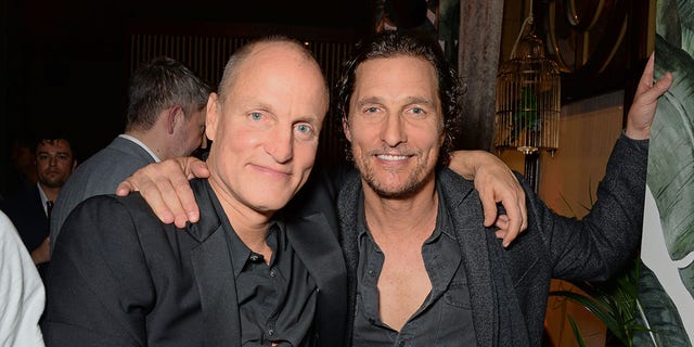 Woody Harrelson und Matthew McConaughey umarmen sich