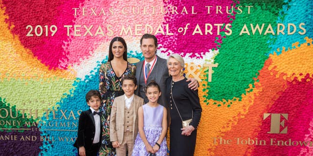 Matthew McConaughey posiert mit seiner Familie Camila in einem langen Kleid, seiner Mutter Kay und drei Kindern auf dem roten Teppich