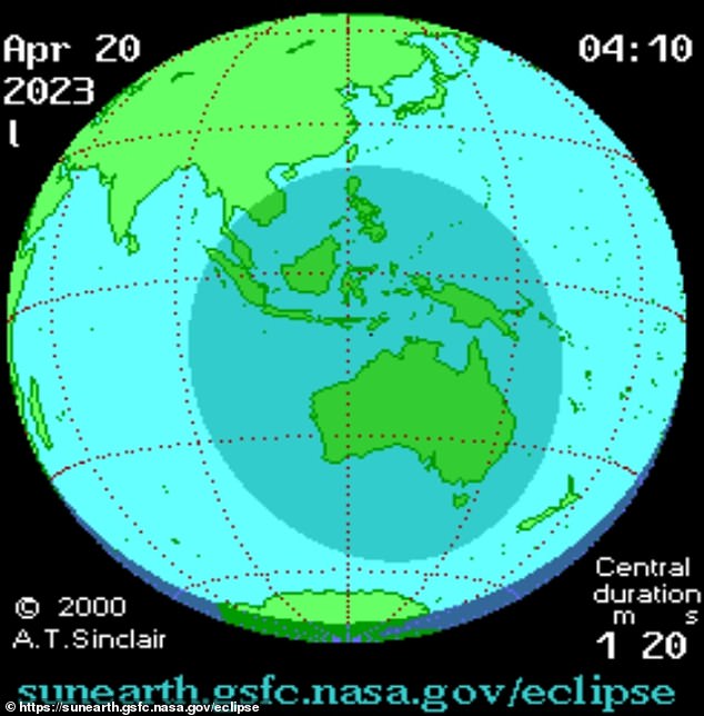 Am Donnerstag, wenn Sonne, Mond und Erde aufeinandertreffen, werden die Menschen in Westaustralien, Osttimor und Indonesien näher am Mond sein als diejenigen, die weiter um die Erdkrümmung herum positioniert sind.  Daher erscheint der Mond größer und blockiert mehr von der Sonne.  Die Zeit in der oberen rechten Ecke ist in UTC angegeben