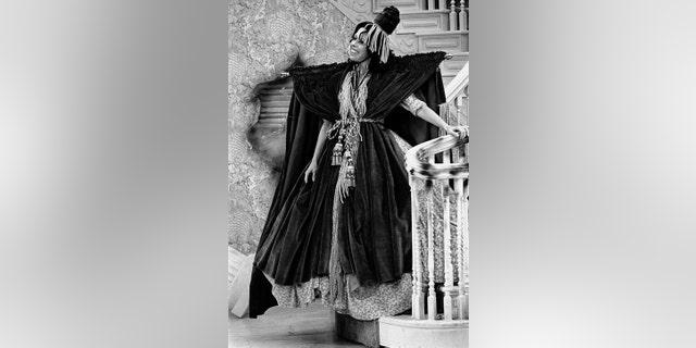 Carol Burnette in einem Kleid aus Gardinen