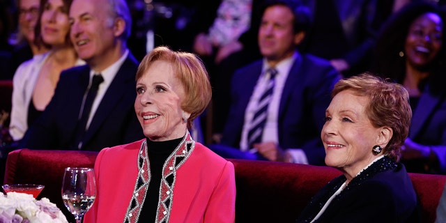 Carol Burnette und Julie Andrews sitzen bei Carol Burnetts Geburtstagsfeier zusammen