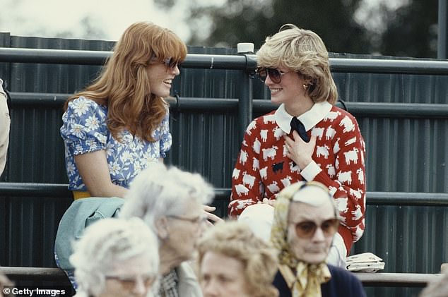Sarah wurde 1983 mit ihrer Freundin Prinzessin Diana im Guard's Polo Club in Windsor abgebildet