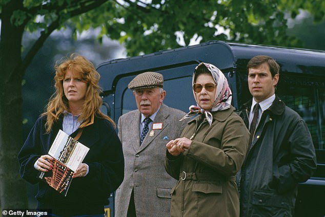 Sarah mit der verstorbenen Königin Elizabeth II. und Prinz Andrew bei der Royal Windsor Horse Show im Jahr 1987