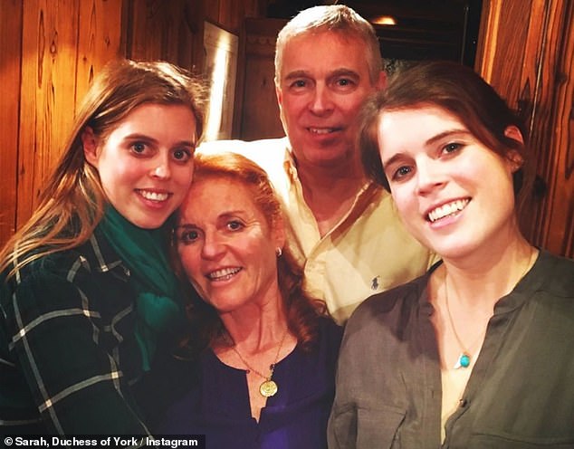Sarah (Mitte, links) hat im Mai 2020 ein Bild von ihr mit Prinz Andrew (Mitte, rechts) und ihren Töchtern Prinzessin Eugenie (ganz rechts) und Prinzessin Beatrice (ganz links) gepostet.
