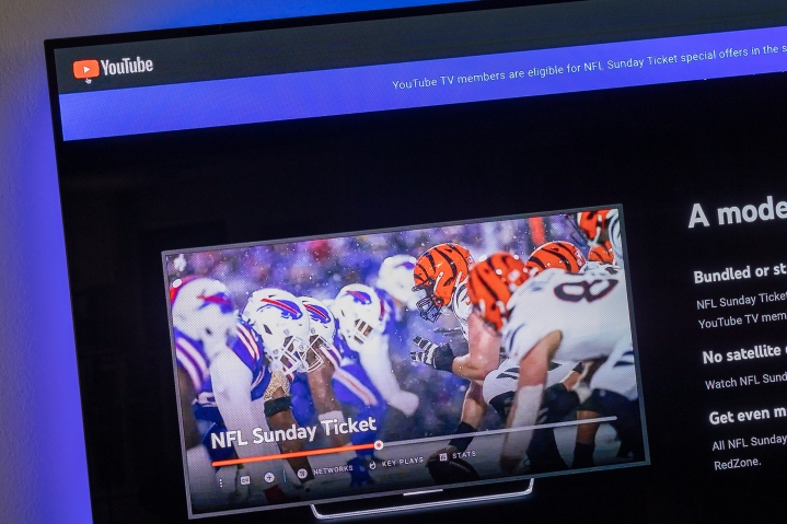 Informationen zu NFL-Sonntagstickets, wie sie auf einem Fernseher zu sehen sind.