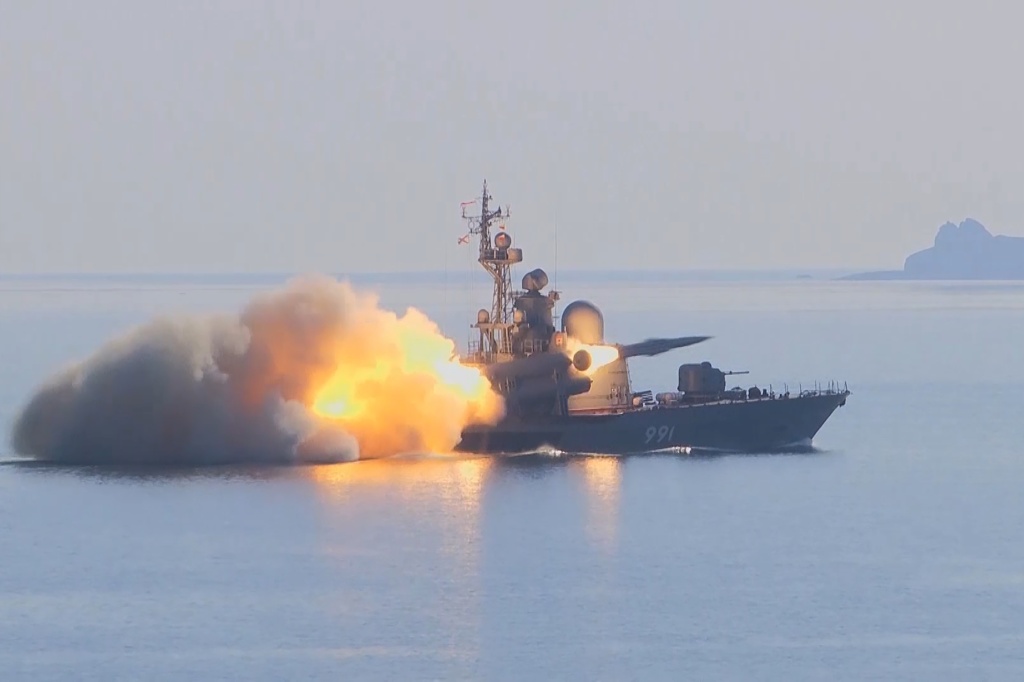 Ein Raketenboot der Primorje-Flottille der All-Arms Forces der russischen Pazifikflotte feuert während eines Trainings am 27. März eine Moskit-Anti-Schiffs-Marschflugkörper ab. 