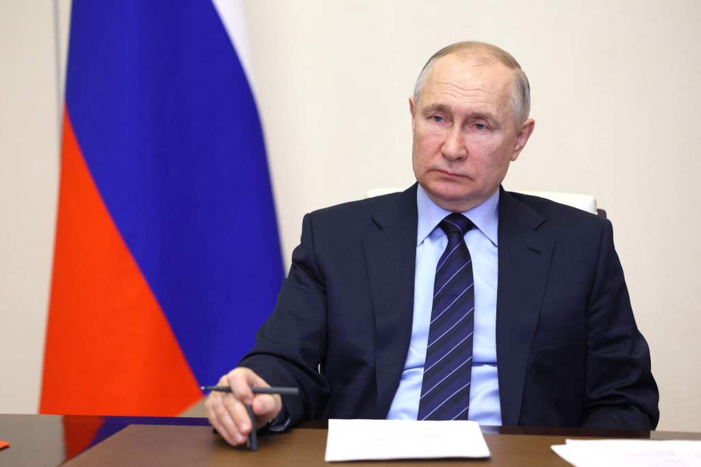 Der russische Präsident Wladimir Putin leitet am 20. April 2023 ein Treffen mit dem Präsidialrat für die Entwicklung der kommunalen Selbstverwaltung per Videokonferenz in der Staatsresidenz Nowo-Ogarjowo außerhalb von Moskau. 