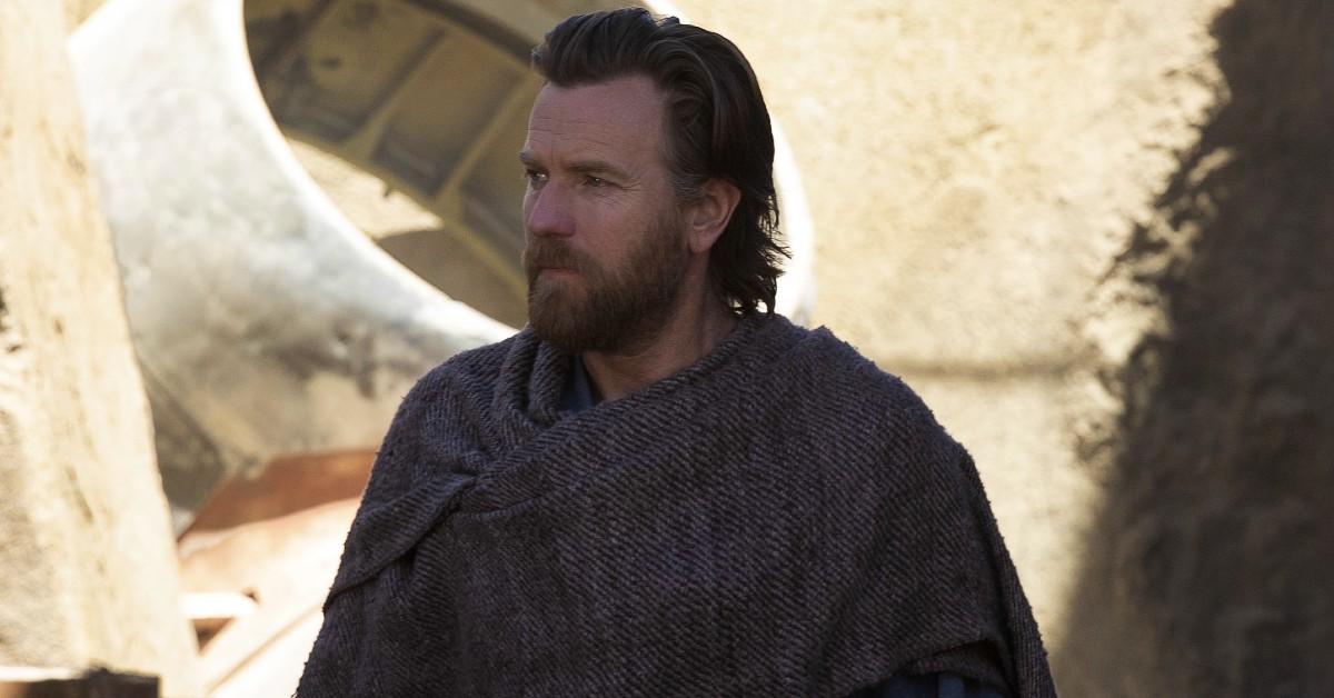 Obi-Wan Kenobi (Ewan McGregor), gekleidet in einen braunen Schal, blickt nach vorne