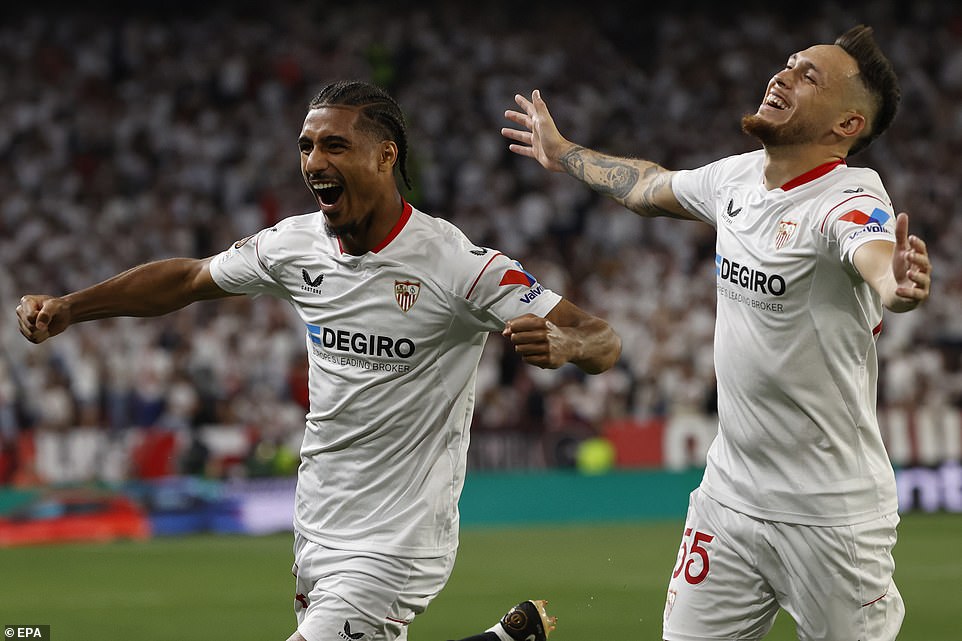 Sevillas Loic Bade (links) feiert am Donnerstagabend nach seinem Treffer zu Beginn der zweiten Halbzeit für die spanische Mannschaft