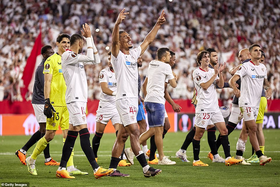 Die Spieler von Sevilla feiern ihren Einzug ins Halbfinale, wo sie nun gegen den italienischen Klub Juventus antreten