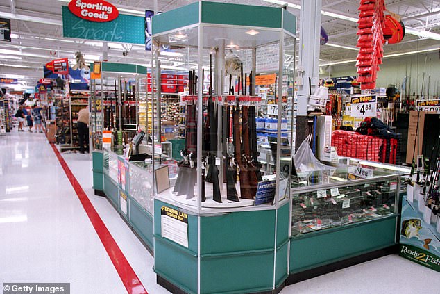 „Die Tatsache, dass man nicht einfach zu Walmart gehen und eine Waffe kaufen kann, oder wirklich irgendwohin“, sagte die US-Amerikanerin Hannah Shuman über einen großen Unterschied, der ganz oben auf ihrer Liste stand (im Bild Waffen zum Verkauf in einem Walmart in den USA).