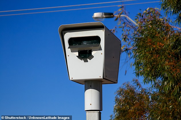 Frau Shuman konnte auch nicht glauben, dass es in Australien haufenweise Radarkameras gibt, die die Fahrer überwachen, im Gegensatz zu „Polizisten, die am Straßenrand sitzen“ in den USA