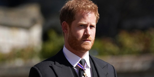 Prinz Harry trägt Anzug und Krawatte mit Orden